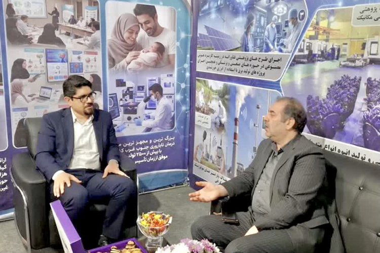 بازدید رئیس پارک علم و فناوری خوزستان از غرفه جهاد دانشگاهی خوزستان در نمایشگاه دستاوردهای پژوهش و فناوری