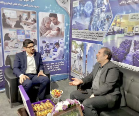 بازدید رئیس پارک علم و فناوری خوزستان از غرفه جهاد دانشگاهی خوزستان در نمایشگاه دستاوردهای پژوهش و فناوری